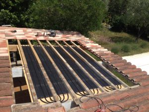 Montage tuiles solaires Caleosoleil pour chauffage solaire piscine