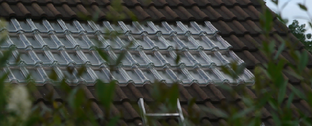 Chauffage solaire direct: montage des tuiles solaires CaleoSoleil